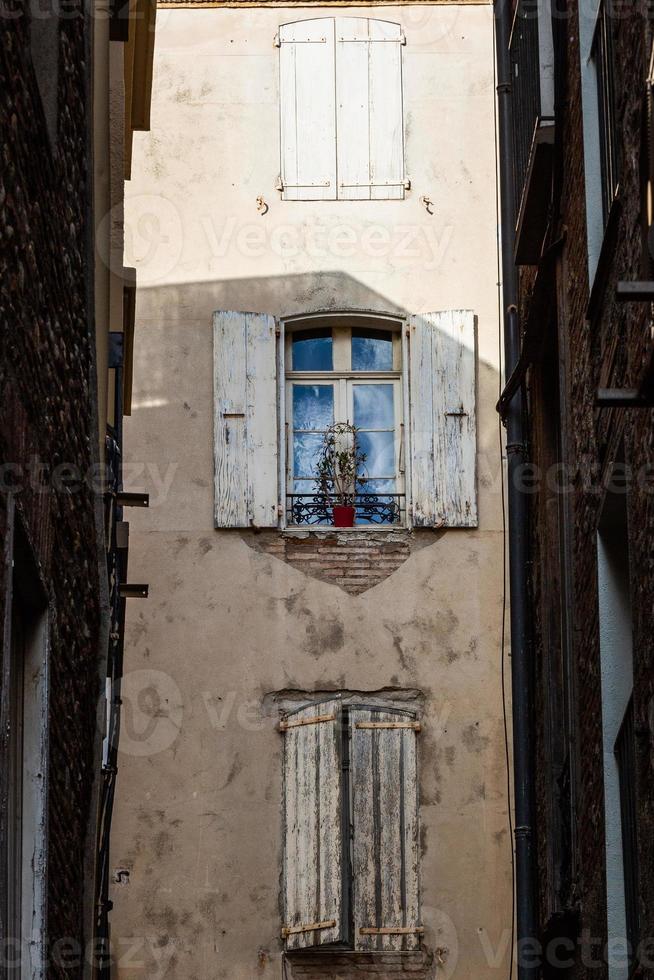 vistas de uma pequena cidade no sul da frança foto