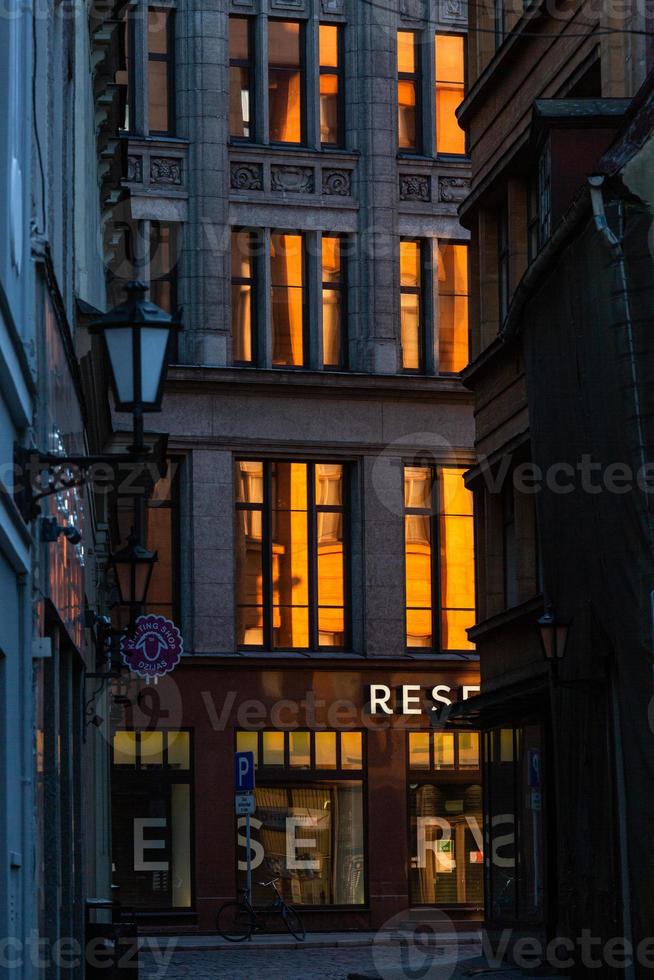 vistas do centro da cidade de riga em uma manhã ensolarada foto