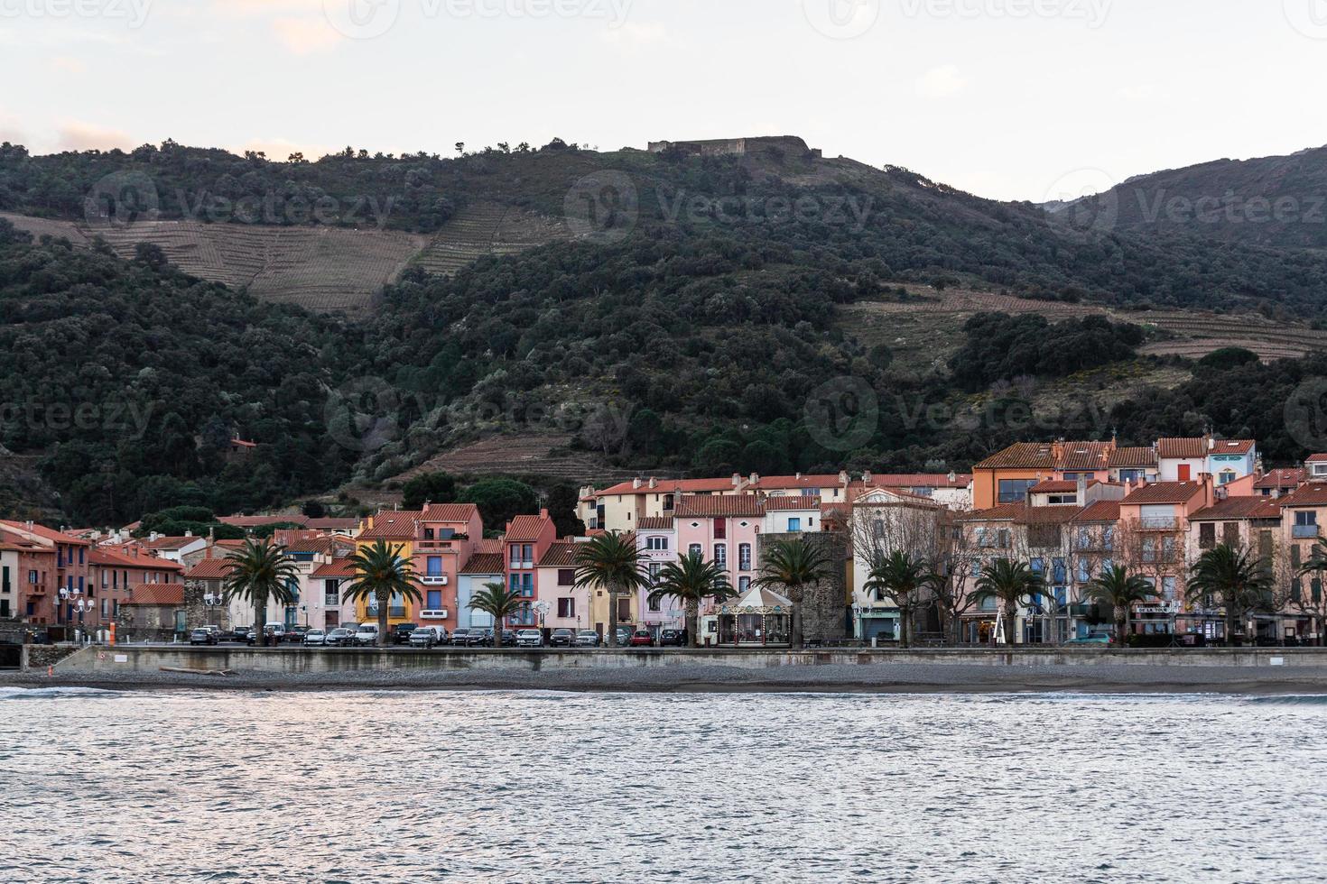 vistas de uma pequena cidade no sul da frança foto