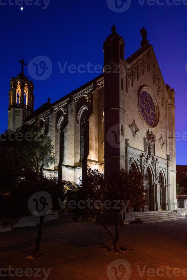 ruas e vistas de uma pequena cidade espanhola à noite foto