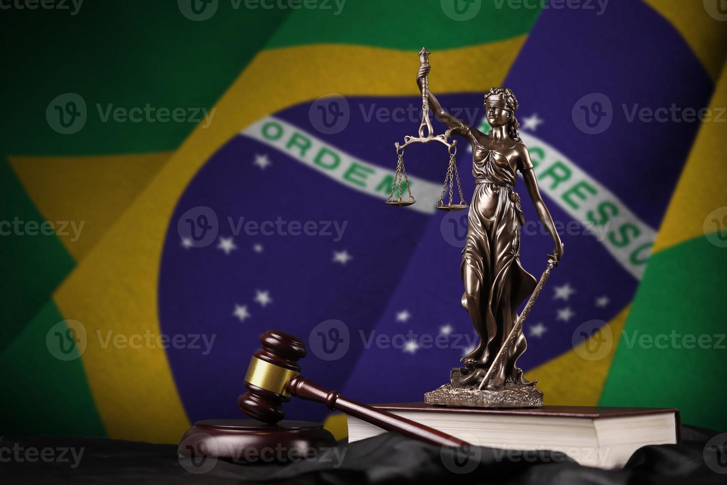bandeira do brasil com a estátua da senhora justiça, constituição e juiz martelo na cortina preta. conceito de julgamento e culpa foto