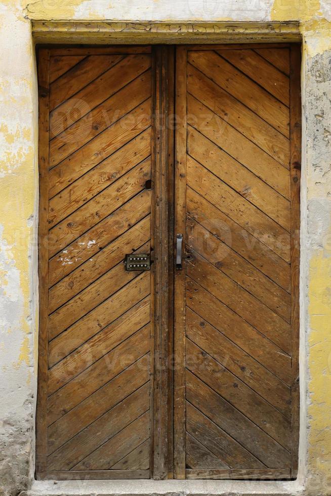 velha textura de porta de madeira antiga em estilo medieval europeu foto