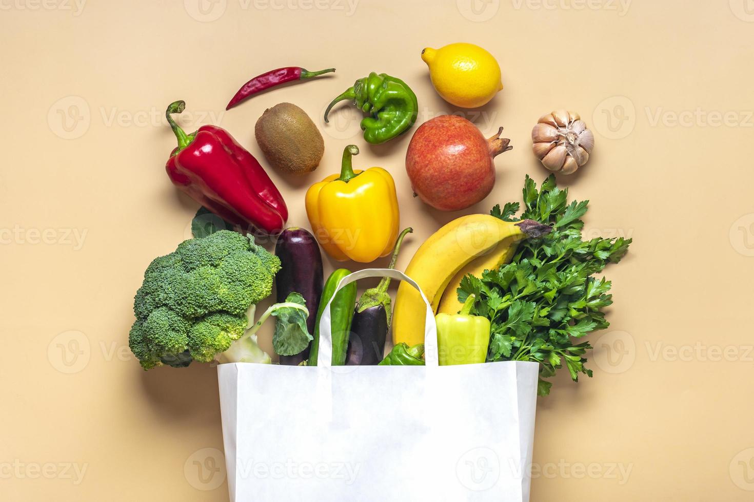 saco de loja de papel ecológico com vegetais verdes orgânicos crus isolados em plano de fundo bege, vista superior zero desperdício, conceito livre de plástico dieta saudável e desintoxicação, conceito de agricultura foto