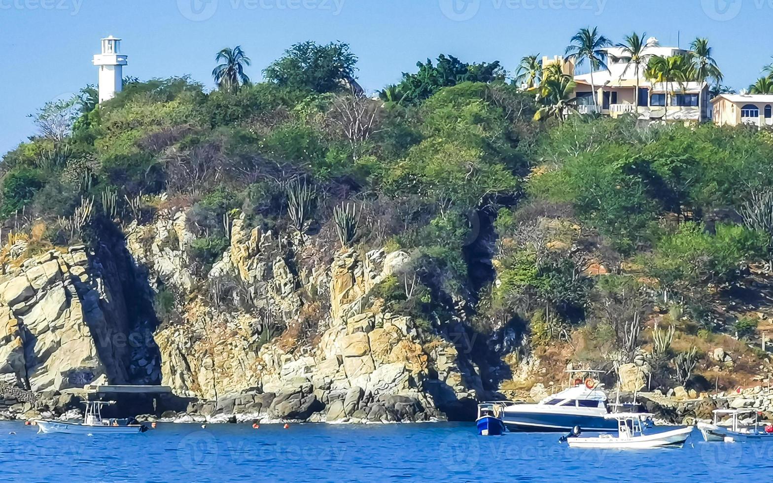 barcos de pesca na praia do porto em puerto escondido méxico. foto