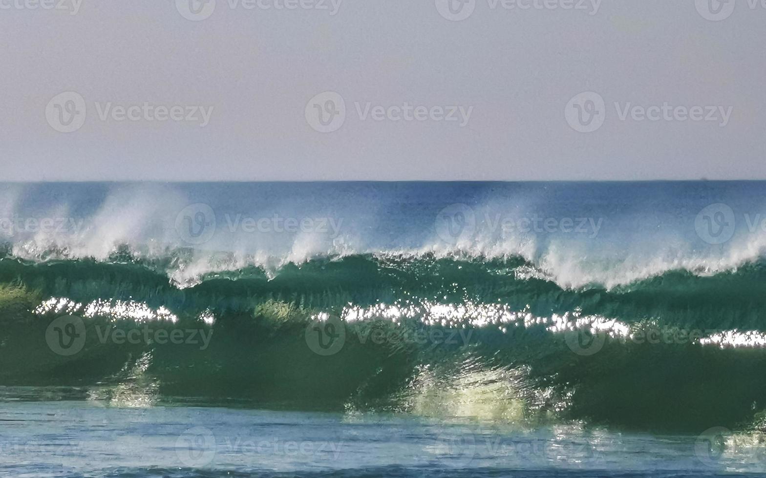 extremamente grandes ondas de surfista na praia puerto escondido méxico. foto