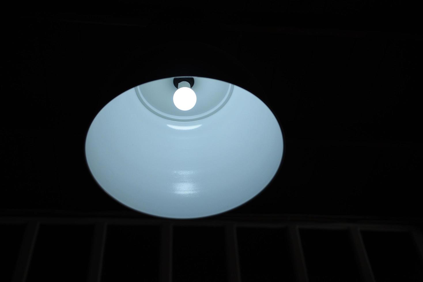 equipamento elétrico de teto de lâmpada - luminária escura com um amplo design de metal industrial fonte de luz iluminação industrial interna foto