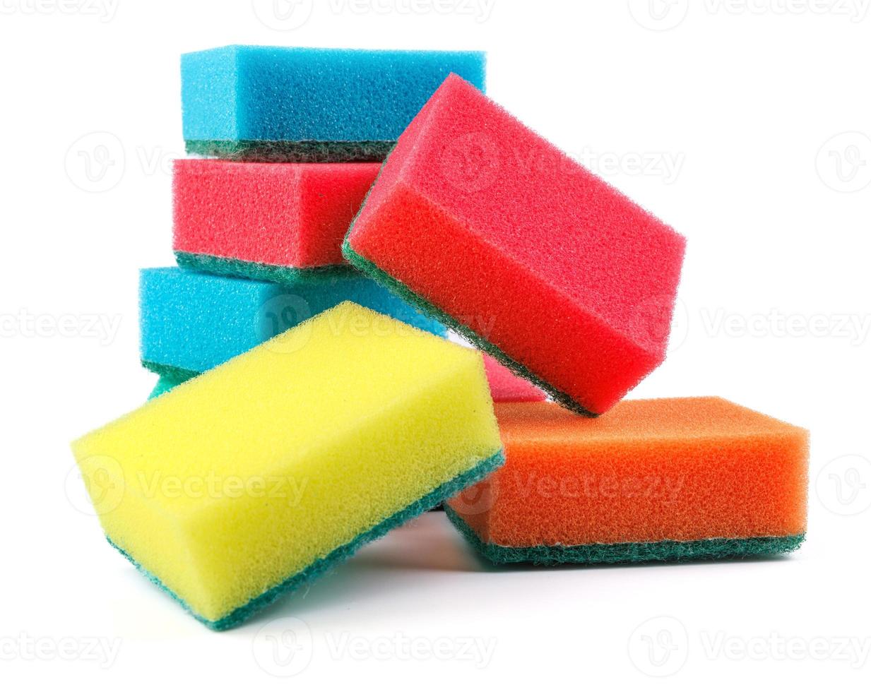 várias esponjas multicoloridas isoladas em um fundo branco. esponja para lavar pratos. foto