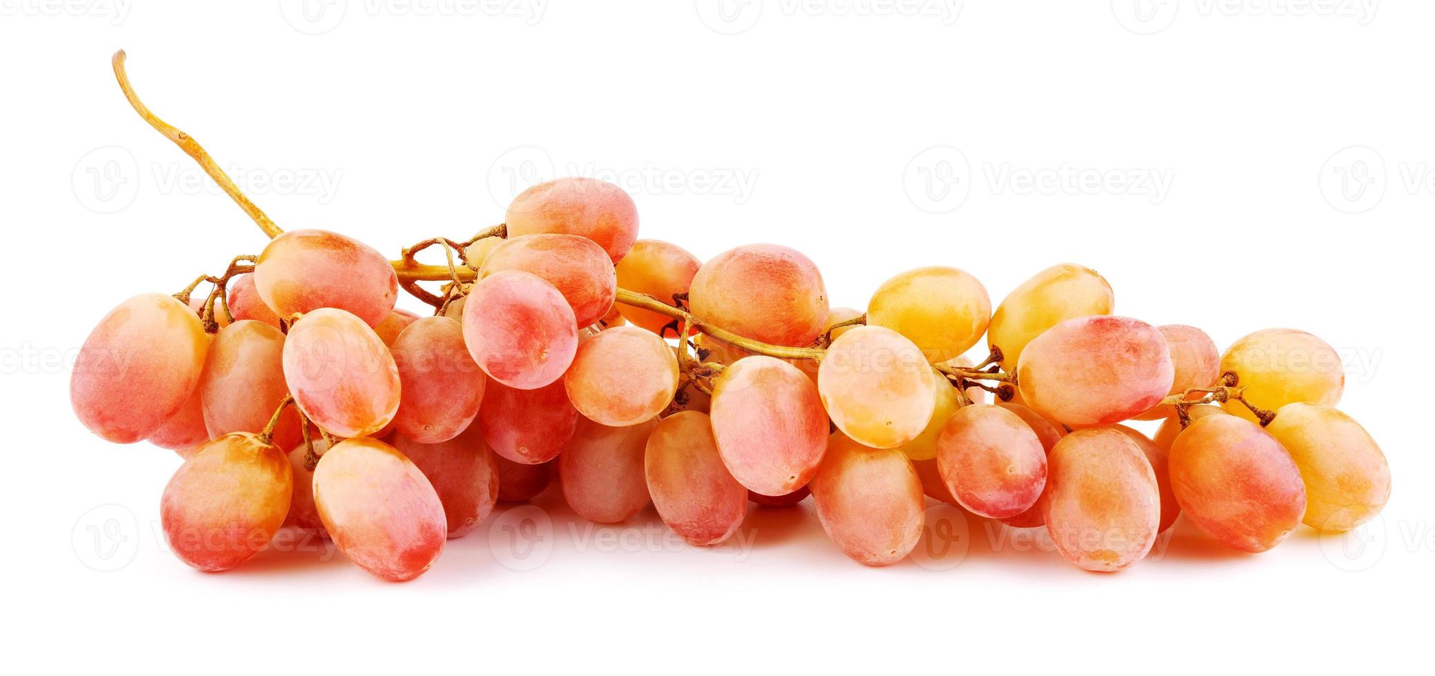 lindo cacho de uvas vermelhas isoladas no fundo branco. caminho de recorte completo. uvas maduras. foto
