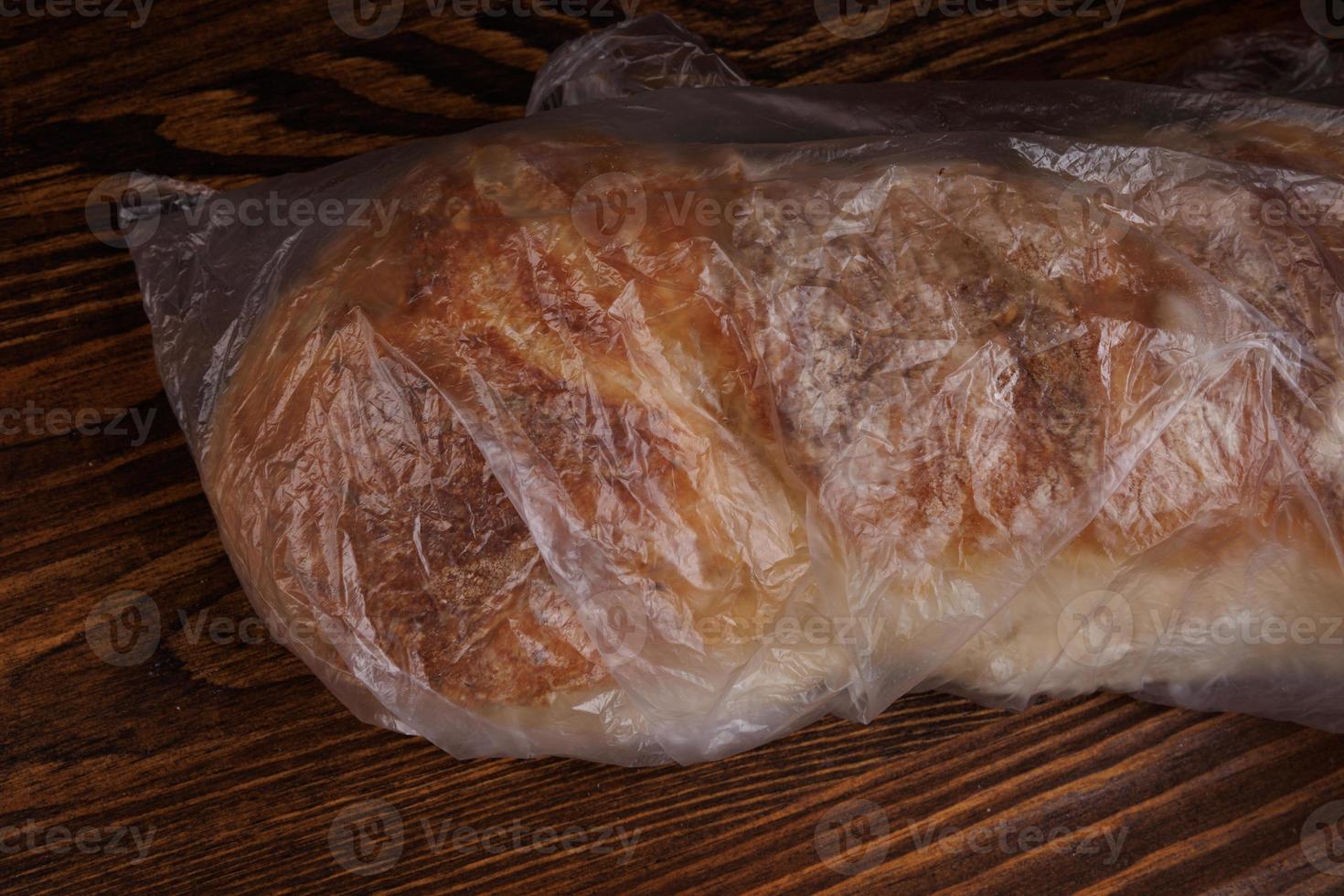 um pedaço de pão embrulhado em um saco plástico. foto