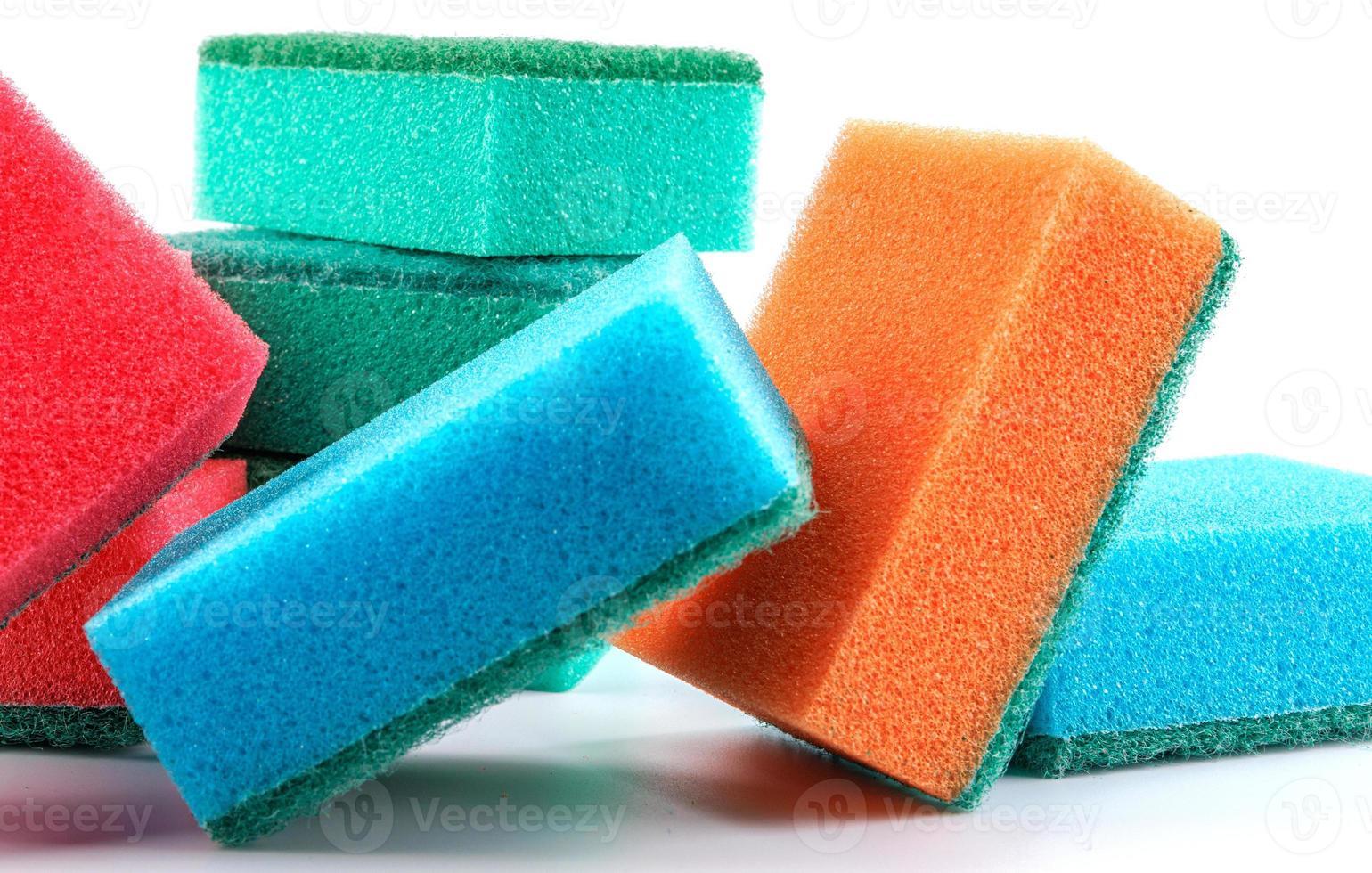 várias esponjas multicoloridas em um fundo branco. esponja para lavar  pratos. 16789174 Foto de stock no Vecteezy