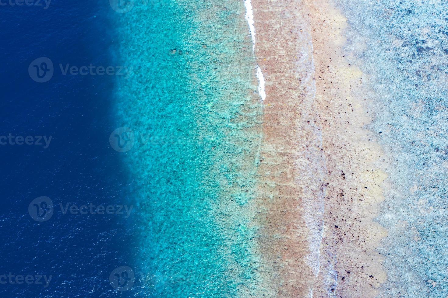 vista aérea do mar, vista superior do incrível fundo do oceano natural. cores de água azul brilhante, praia de lagoa com ondas espirrando no dia ensolarado. foto de drone voador, incrível paisagem natural com recifes de corais