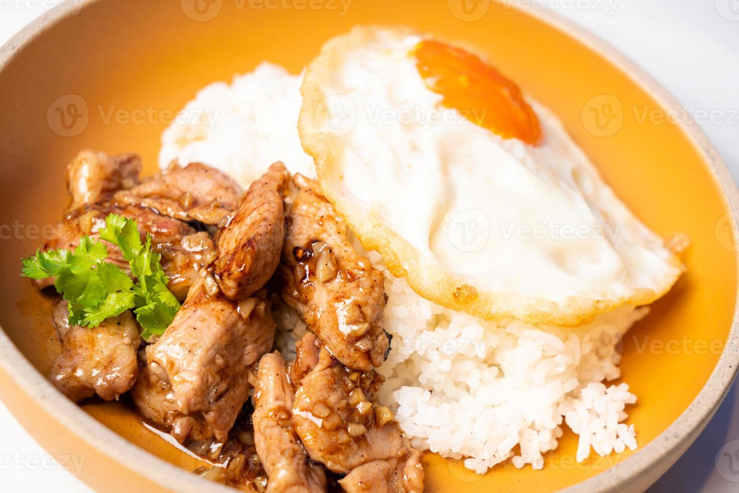 arroz com frango ao alho e ovo estrelado foto