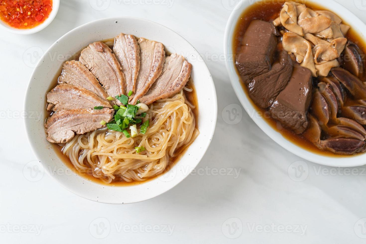 macarrão de pato com sopa de pato estufado foto