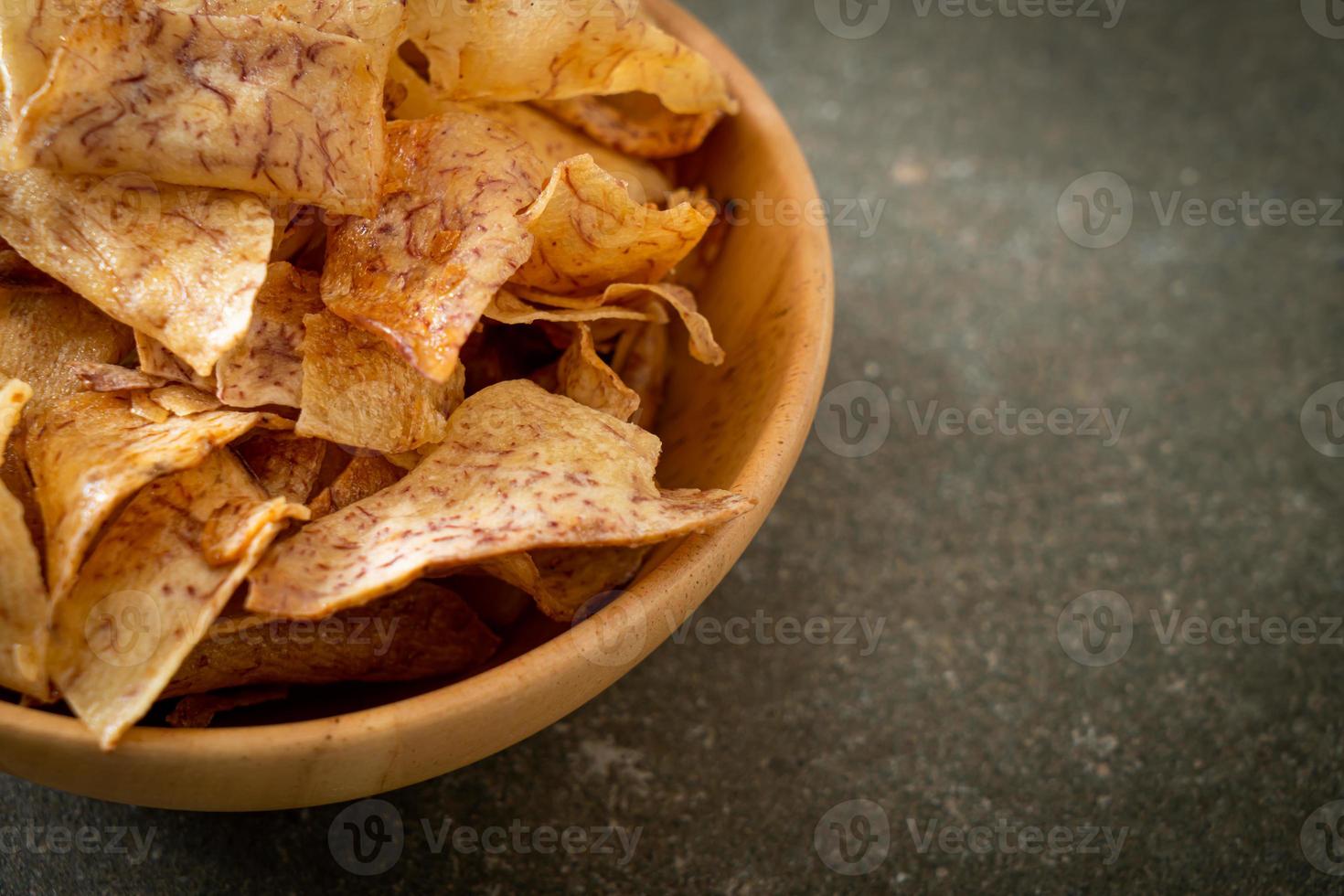 chips de taro doce crocantes - lanche foto