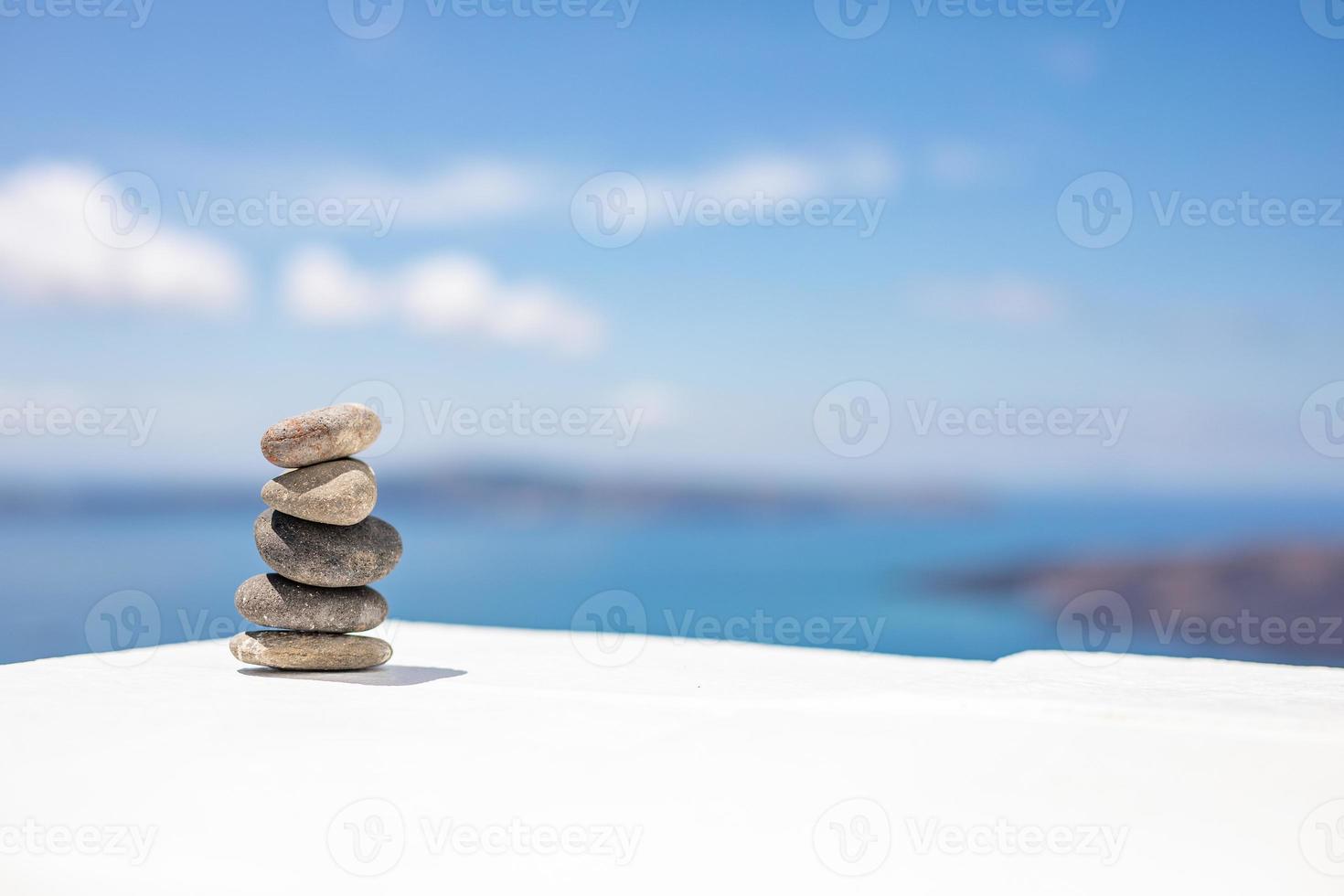 pedras zen no lindo chão de madeira branco contra o céu azul. cenário sonhador, conceito inspirador da natureza. equilíbrio da natureza e padrão com espaço de cópia foto