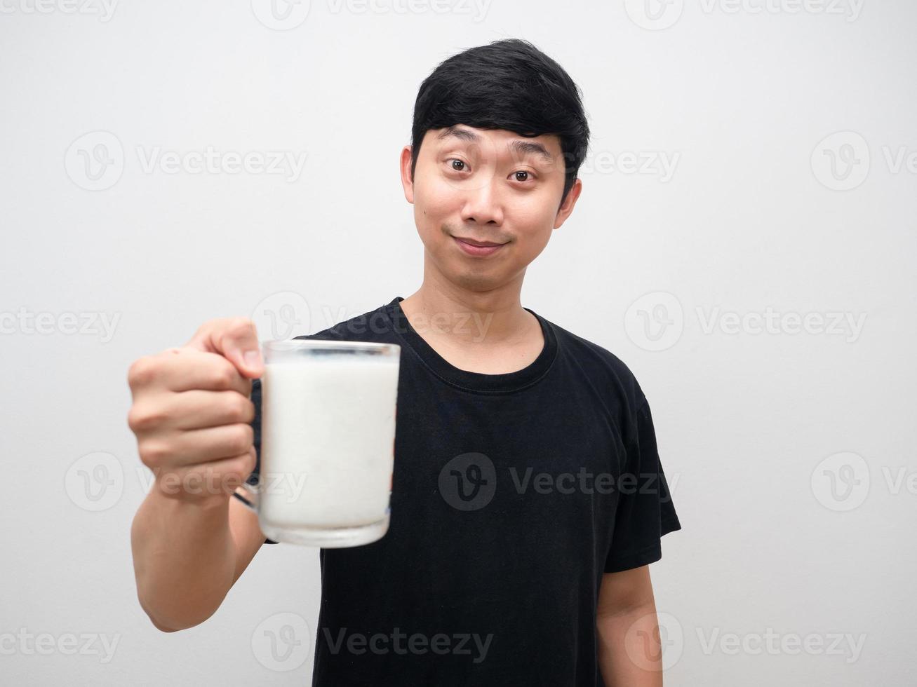 jovem dando copo de leite e rosto sorridente foto