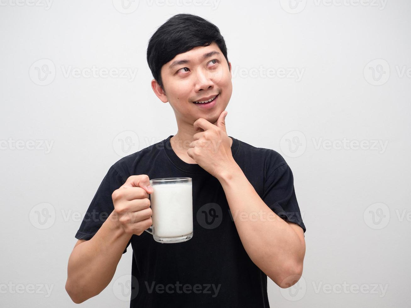 homem asiático segurando gesto de leite pensando em algo, homem pensando com saúde foto