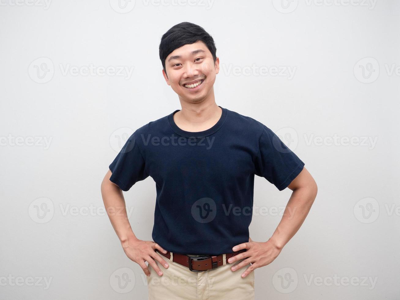 homem asiático felicidade emoção mão cintura sorrindo isolado foto