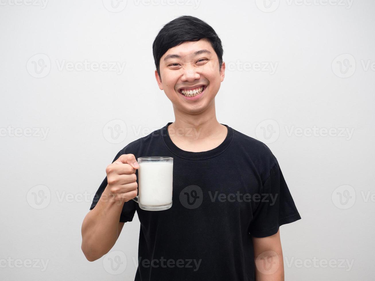 retrato jovem saudável segurando copo de leite feliz sorrindo foto