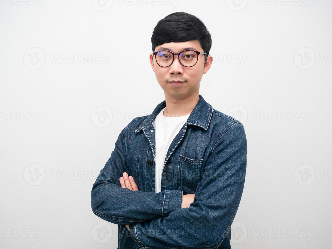 camisa de jeans empresário confiante usando retrato de óculos isolado foto