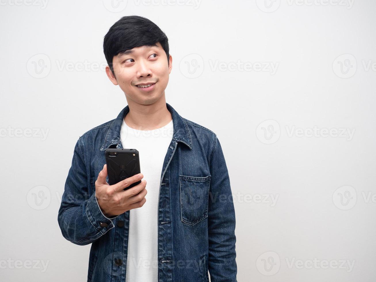 homem asiático camisa jeans sorriso confiante olhando para o espaço da cópia foto