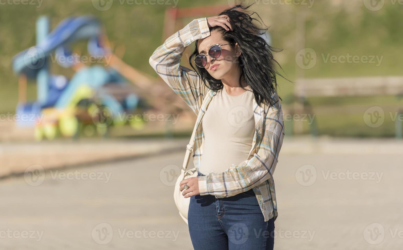 jovem mulher relaxando e aproveitando o dia ensolarado no parque. foto