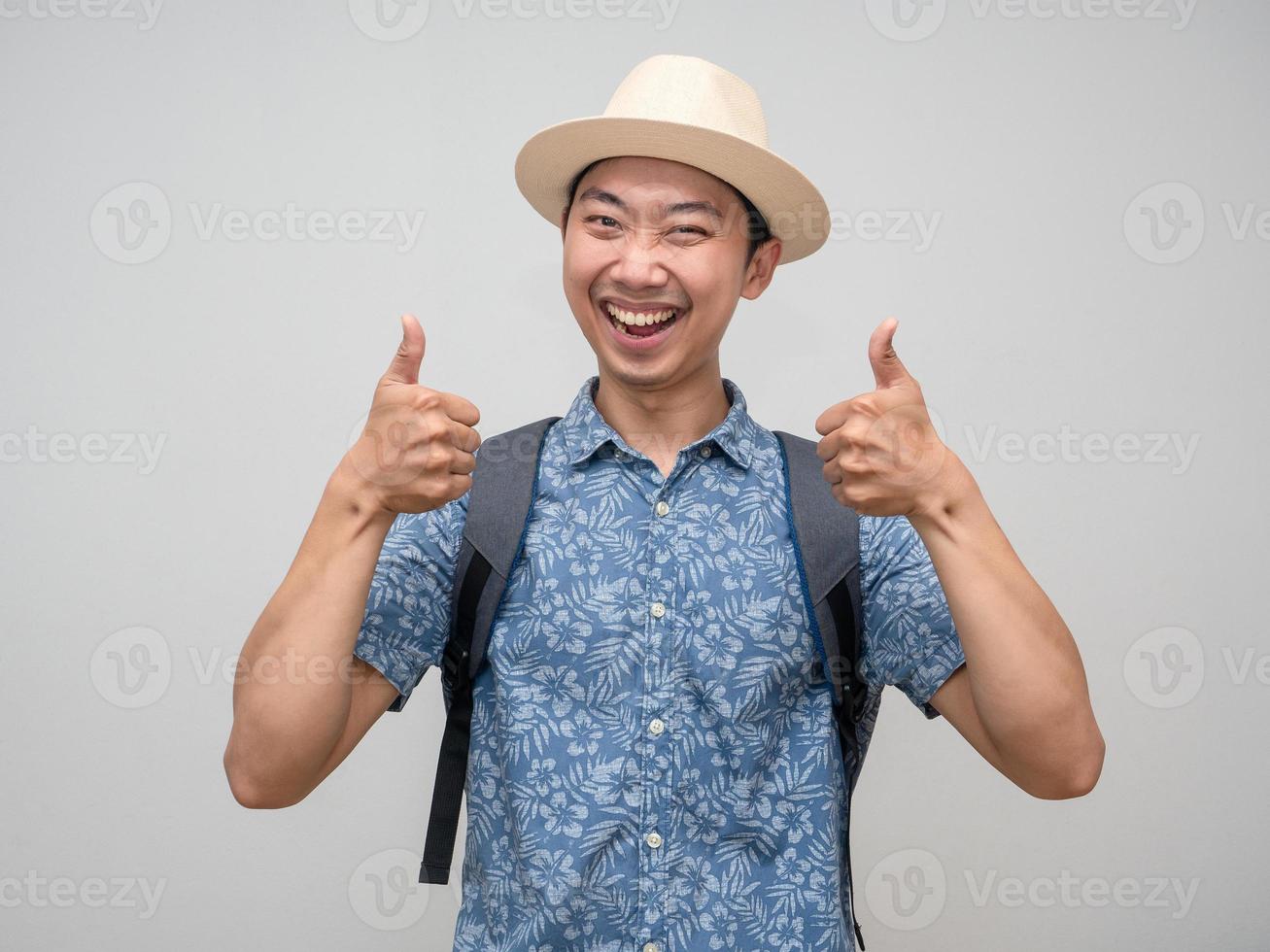 homem positivo com mochila felicidade mostra polegar para cima isolado foto