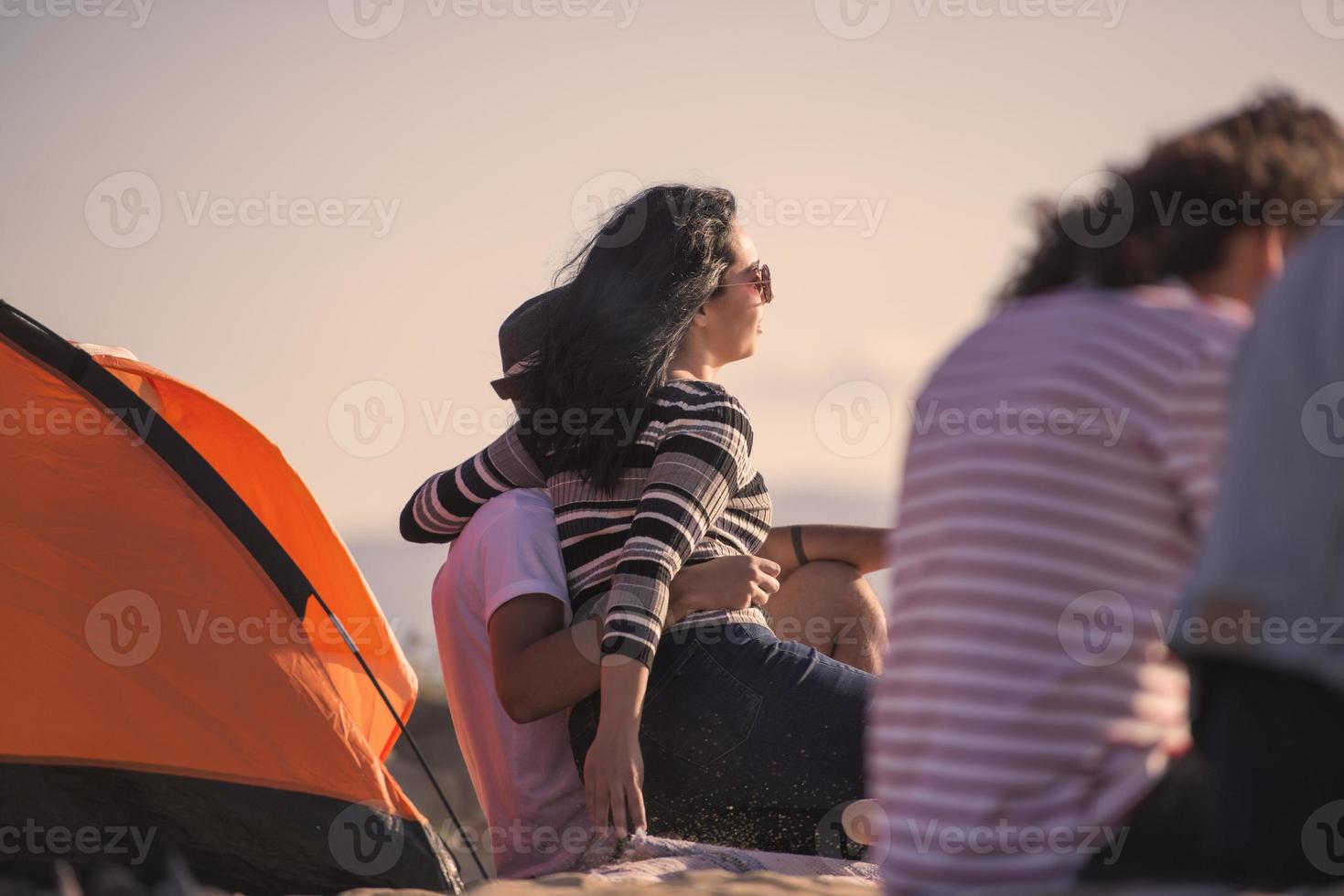 jovens se divertindo à beira de um lago. jovens amigos relaxando à beira de um lago. foto