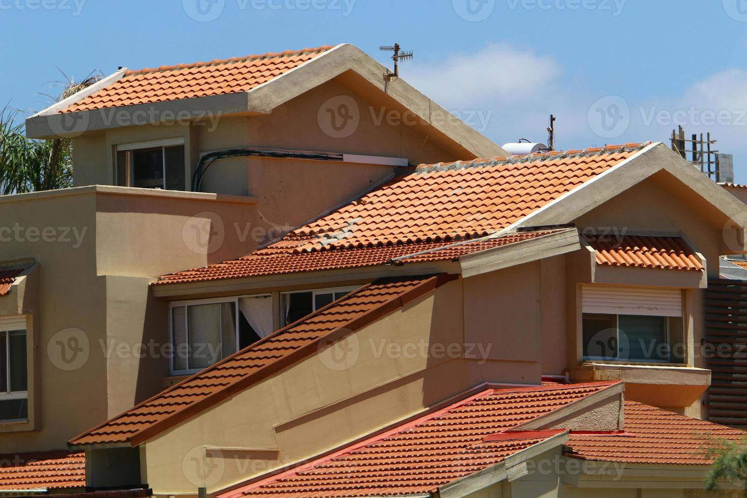 telhado de azulejos em um edifício residencial em israel. foto