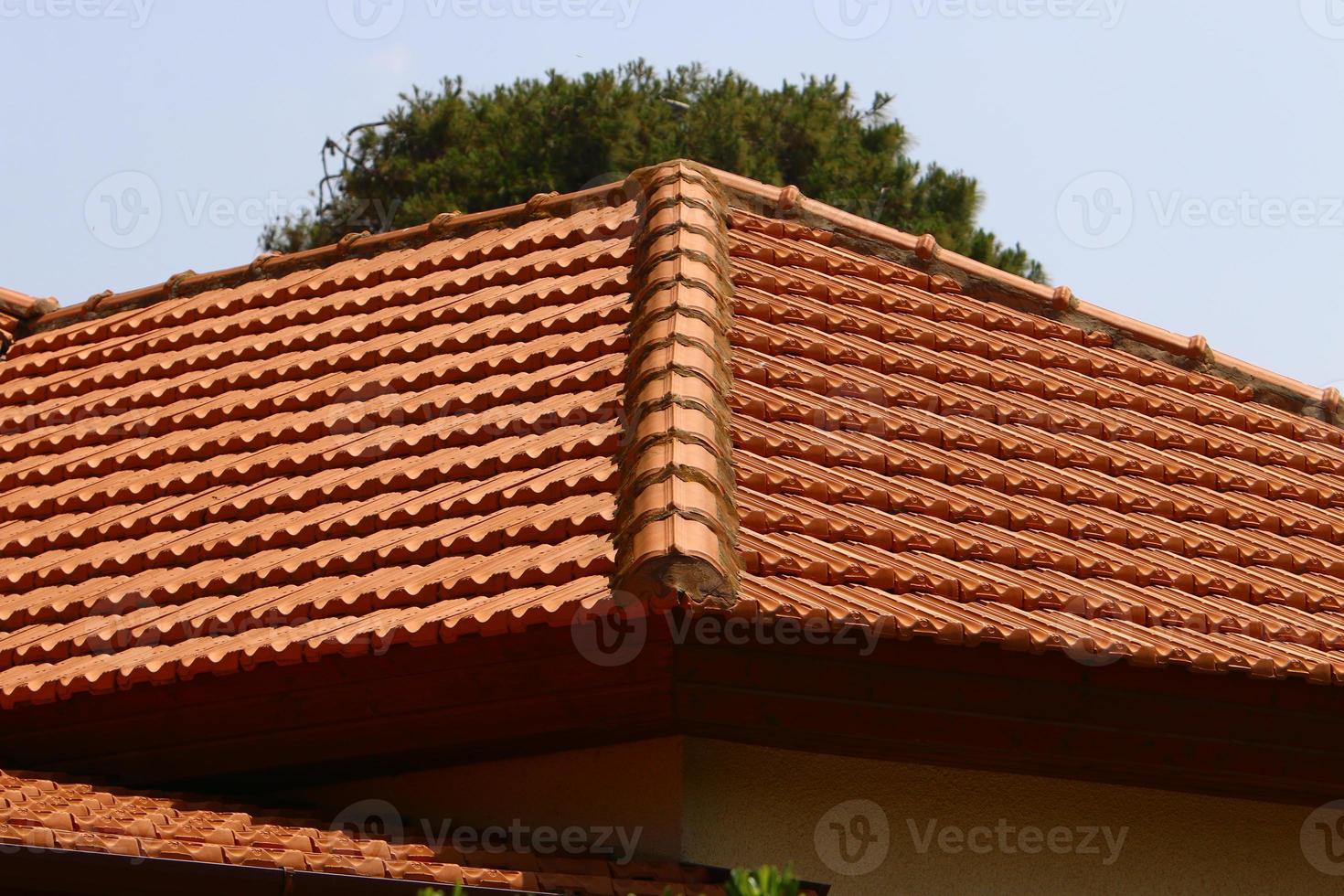 telhado de azulejos em um edifício residencial em israel. foto