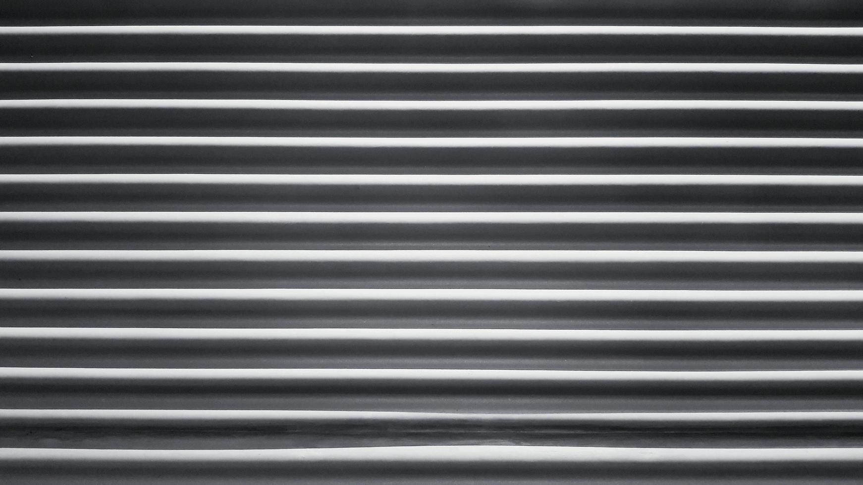 linha padrão do obturador da janela para fundo em tom preto e branco ou monocromático. parede de textura ou papel de parede foto