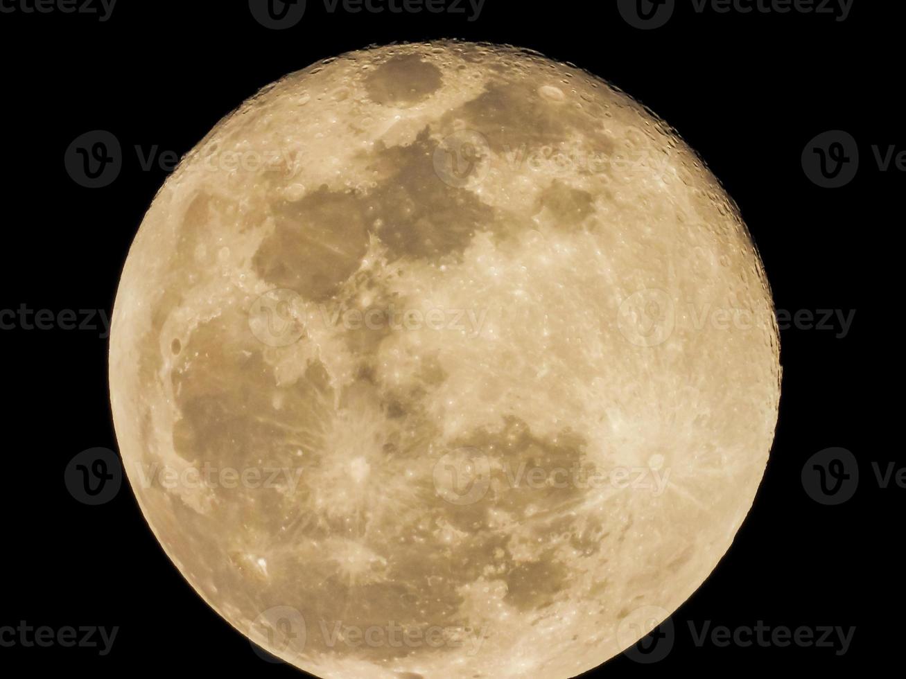 lua cheia no céu escuro foto