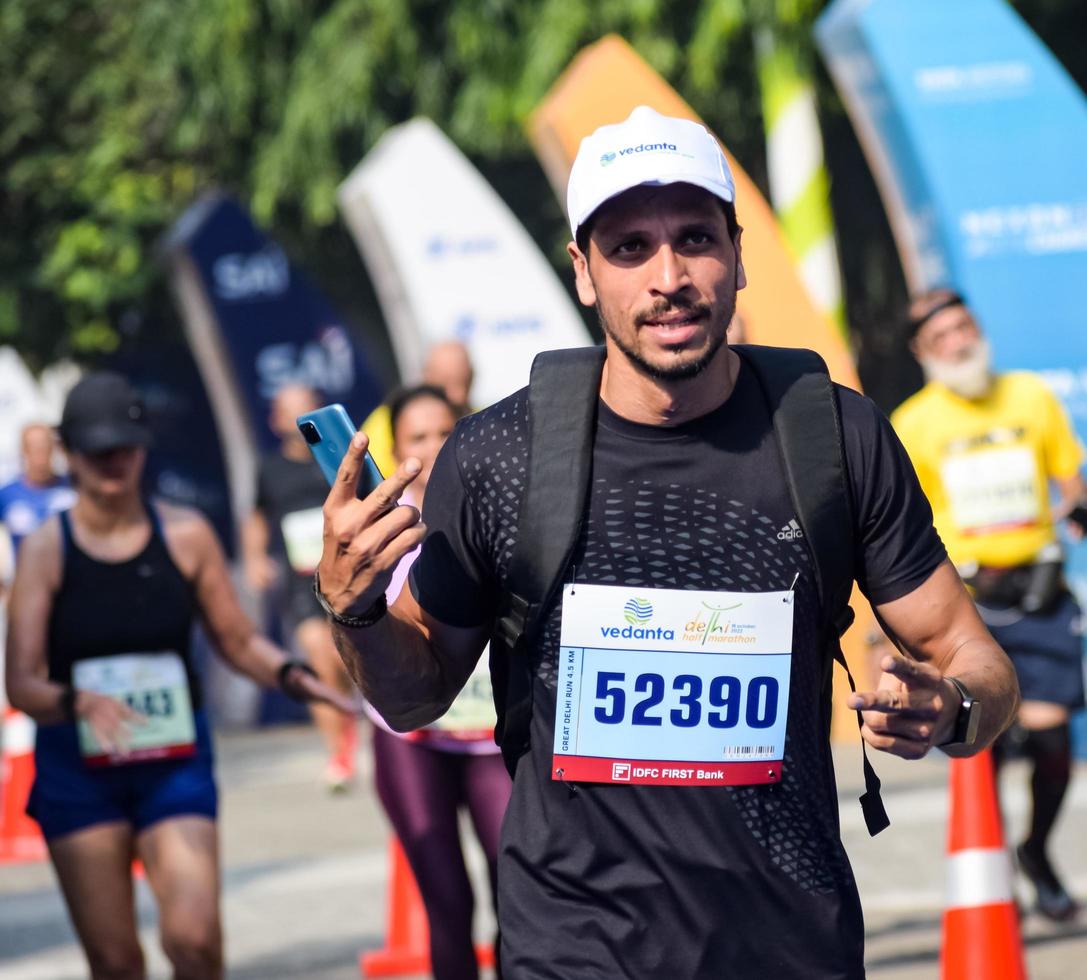 nova delhi, índia - 16 de outubro de 2022 - vedanta delhi meia maratona após covid em que os participantes da maratona prestes a cruzar a linha de chegada, meia maratona de delhi 2022 foto