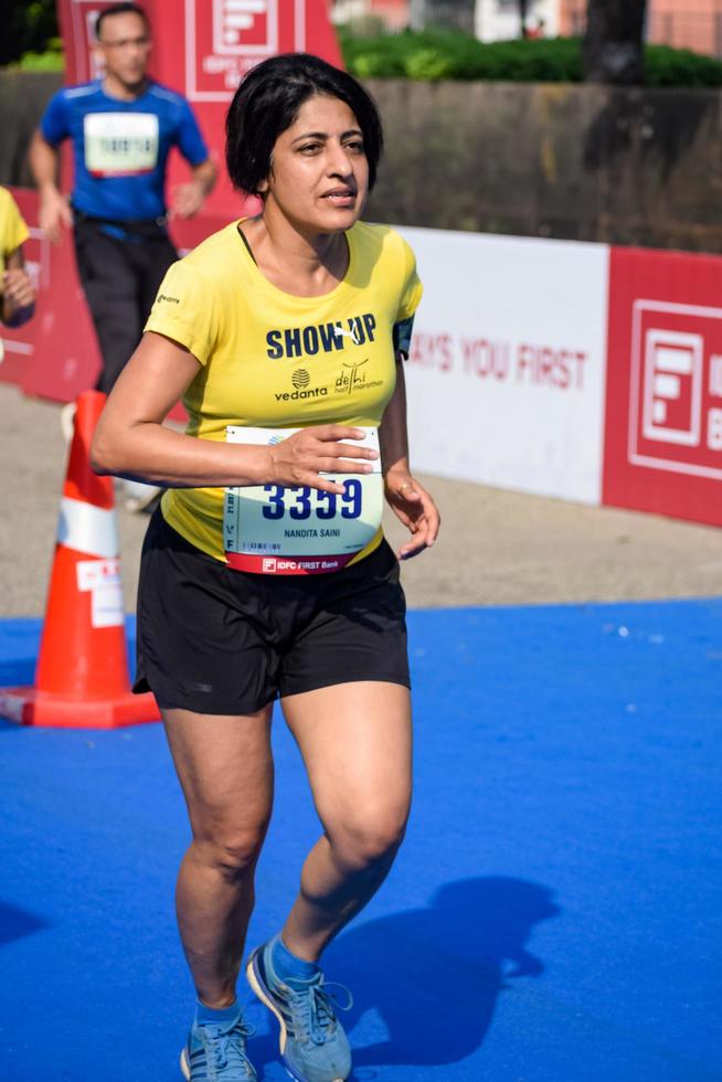 nova delhi, índia - 16 de outubro de 2022 - vedanta delhi meia maratona após covid em que os participantes da maratona prestes a cruzar a linha de chegada, meia maratona de delhi 2022 foto