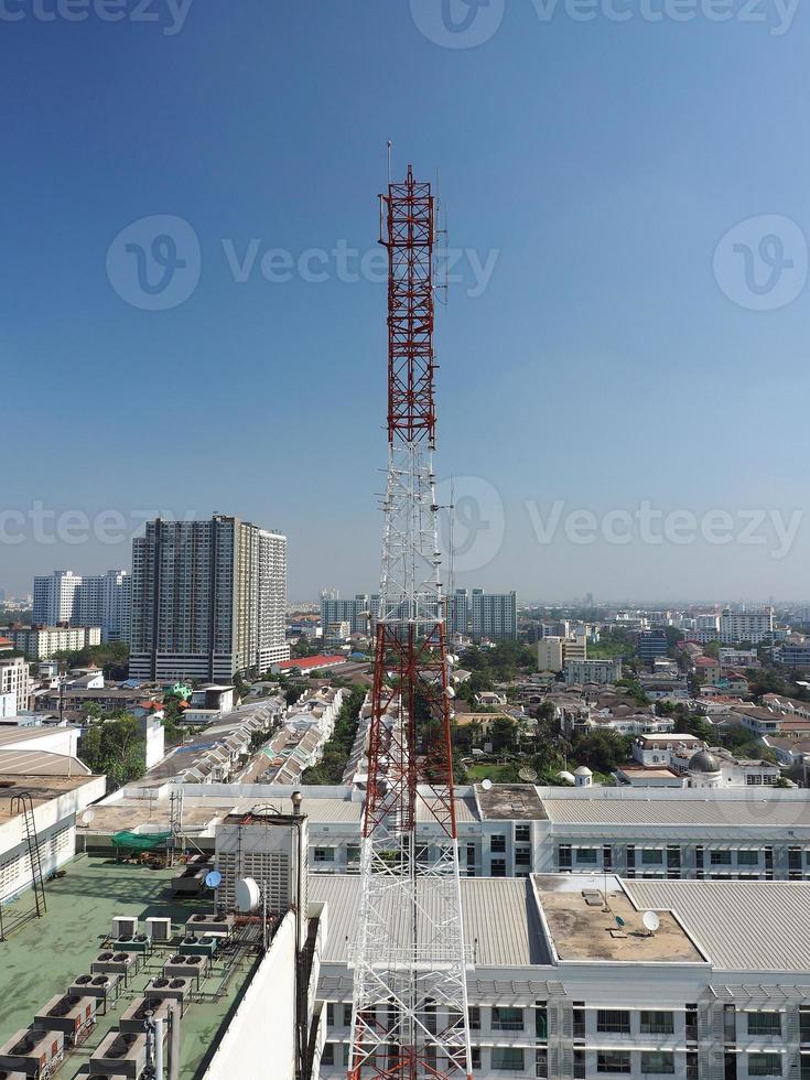 torre de telecomunicações e céu azul foto