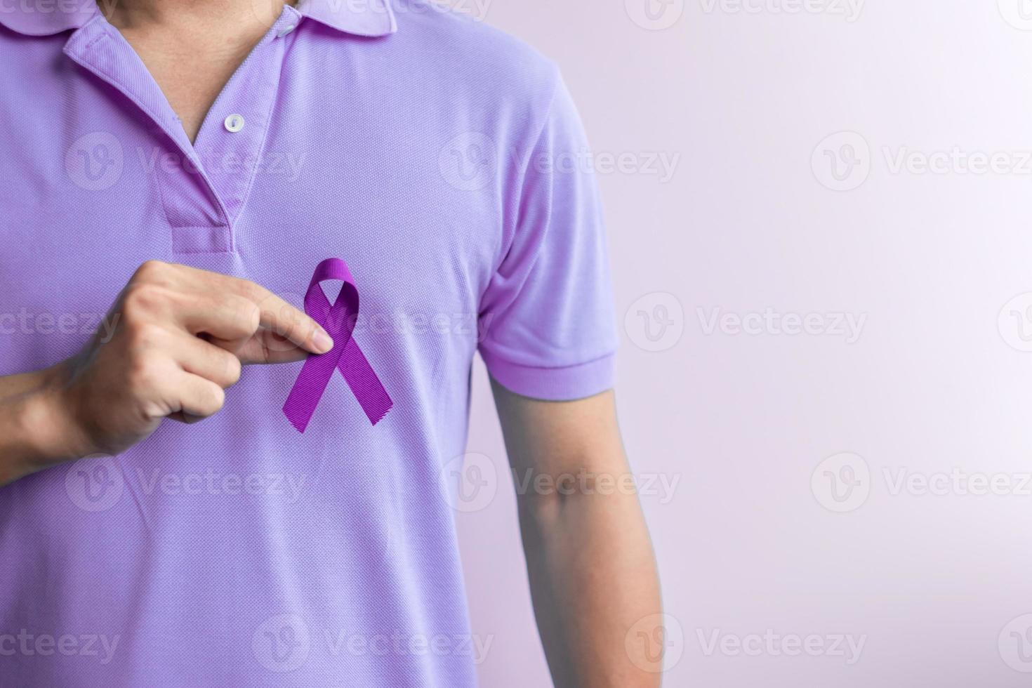 fita roxa para o dia do câncer, lúpus, pâncreas, esôfago, câncer testicular, alzheimer mundial, epilepsia, sarcoidose, fibromialgia e conceitos do mês de conscientização da violência doméstica foto