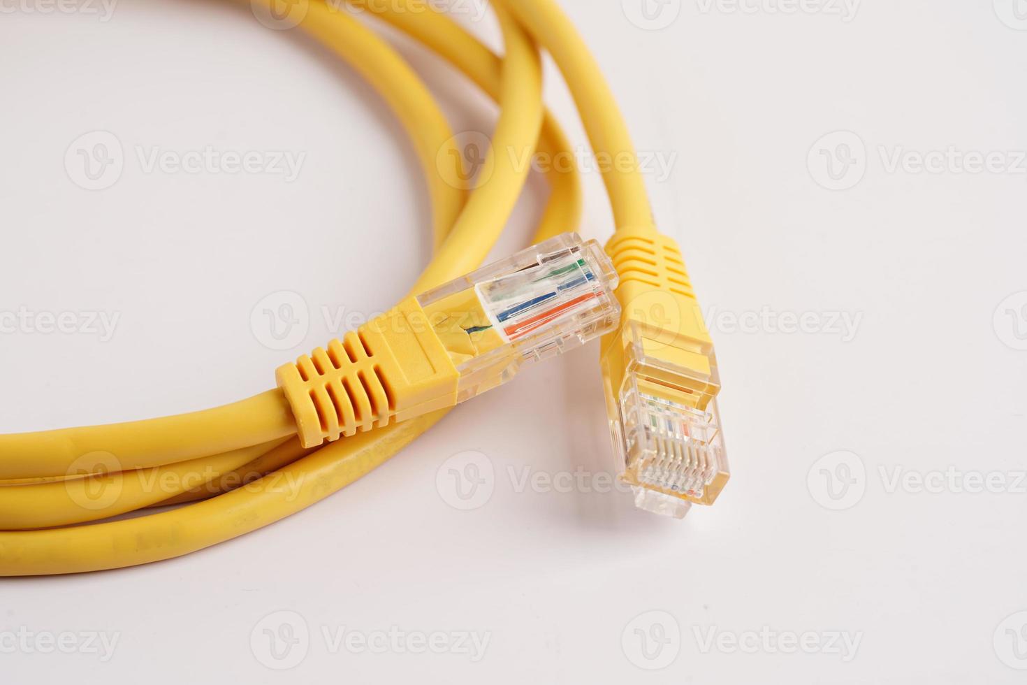 rede de conexão de internet por cabo lan, cabo ethernet conector rj45. foto