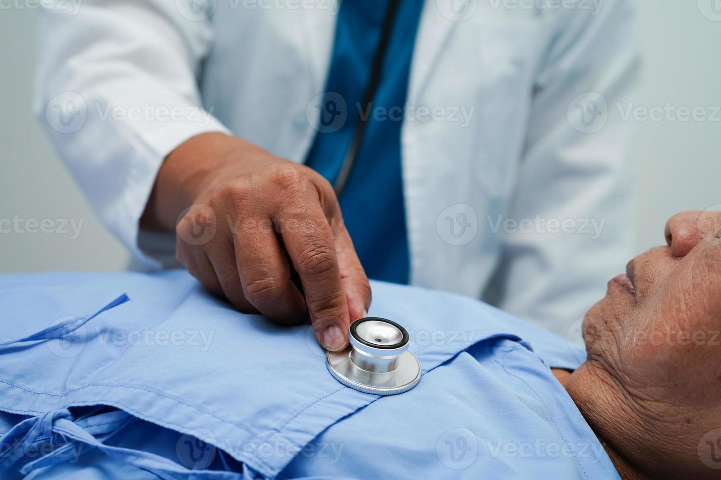 médico da ásia com estetoscópio verificando paciente idosa no hospital, conceito médico saudável. foto