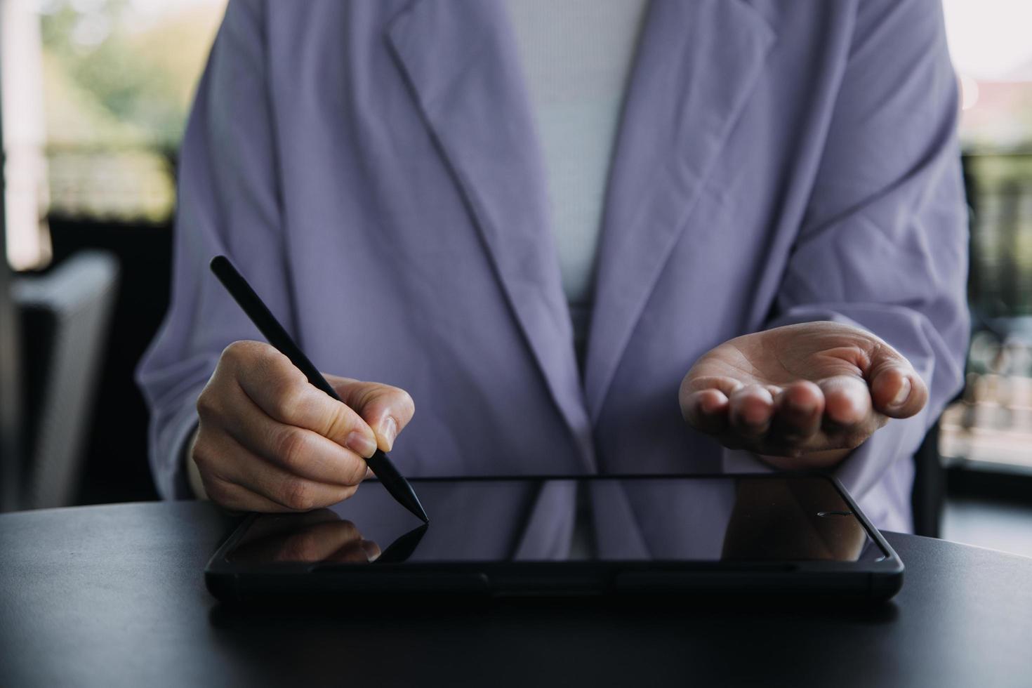 colegas asiáticos homem e mulher discutindo e trabalhando com laptop na mesa de escritório no escritório foto