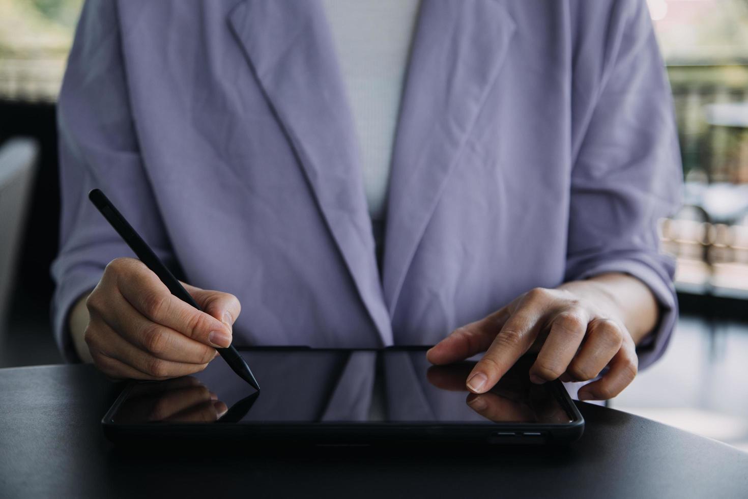 colegas asiáticos homem e mulher discutindo e trabalhando com laptop na mesa de escritório no escritório foto