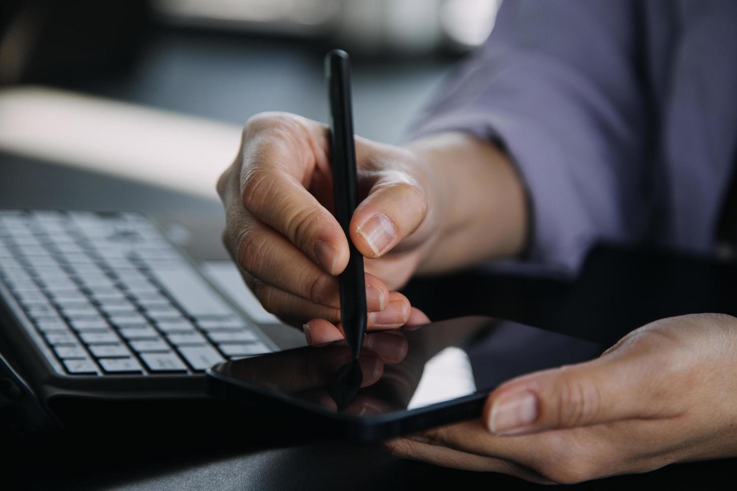 colegas asiáticos homem e mulher discutindo e trabalhando com laptop na mesa de escritório no escritório foto