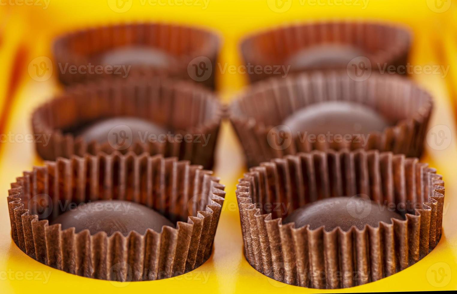 caixa com saborosos deliciosos bombons redondos de chocolate. foco seletivo foto