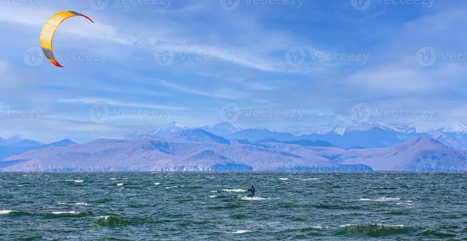 kitesurf nas ondas do oceano pacífico ao largo da costa da península de kamchatka foto