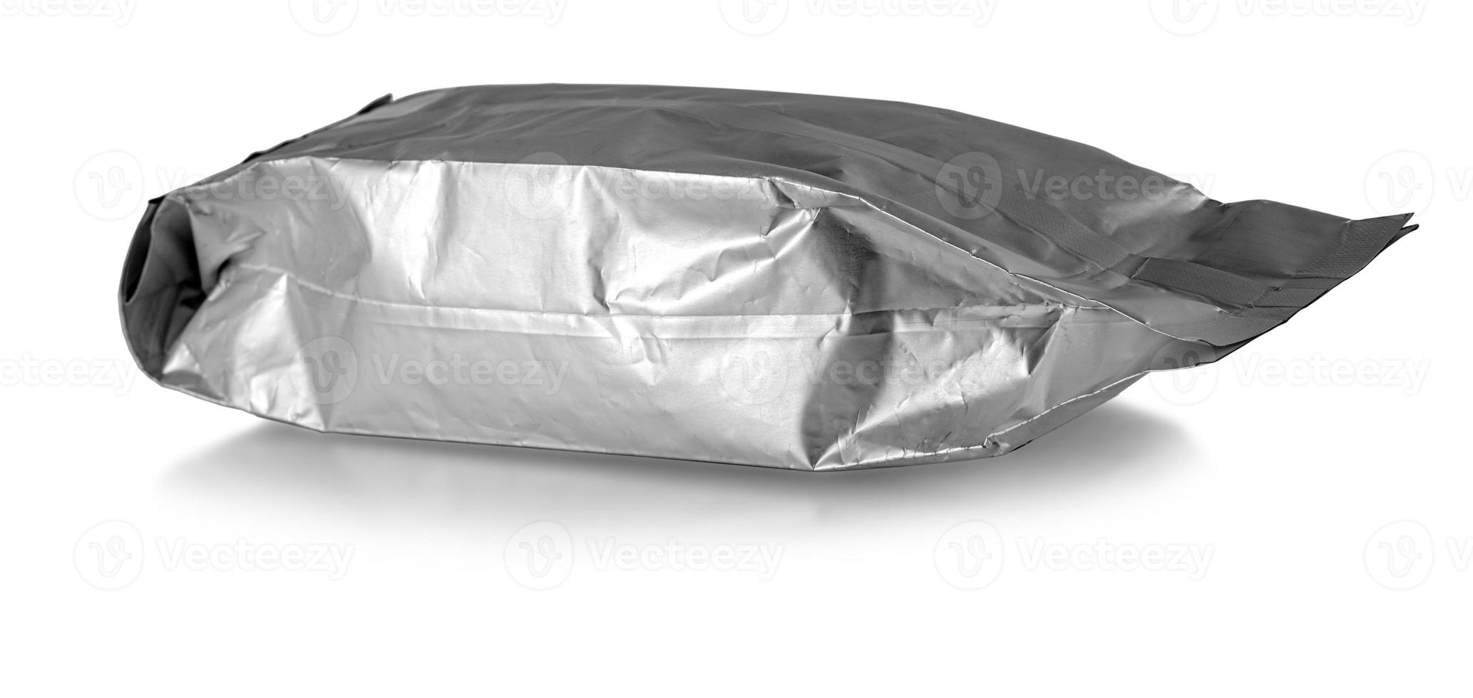 close-up de um saco de alumínio em fundo branco com traçado de recorte foto