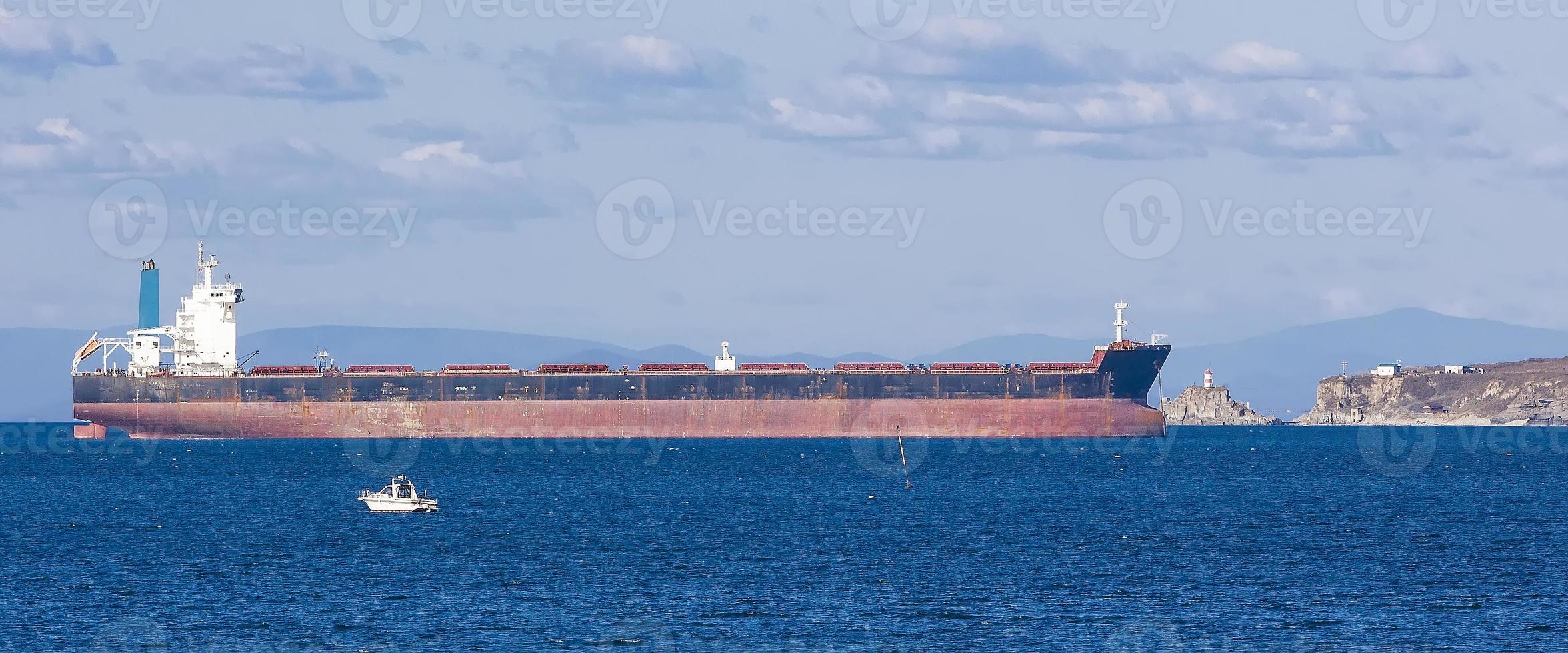 navio cargueiro contêiner vazio esperando em vladivostok, rússia foto