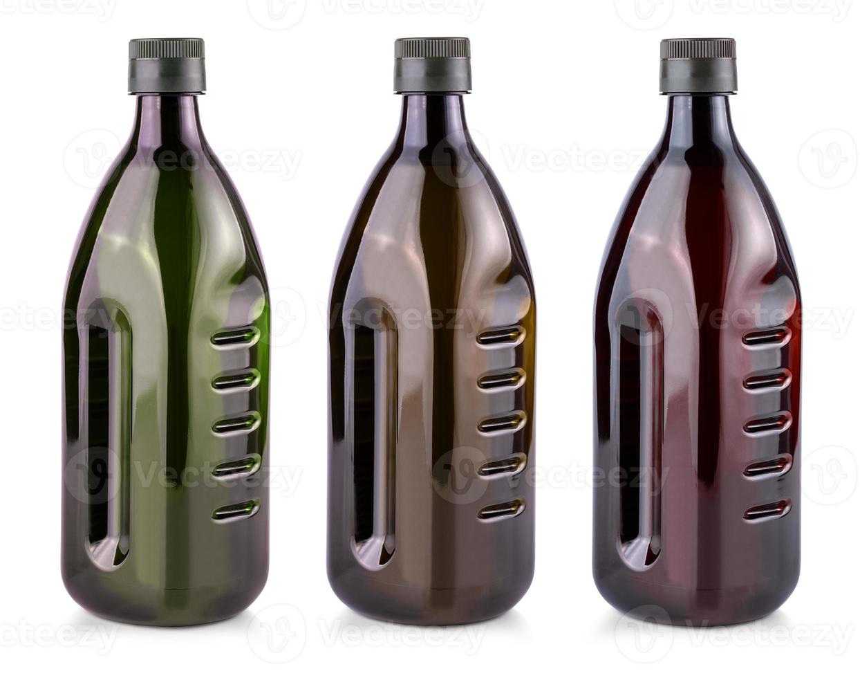 garrafas de plástico com azeite no fundo branco foto