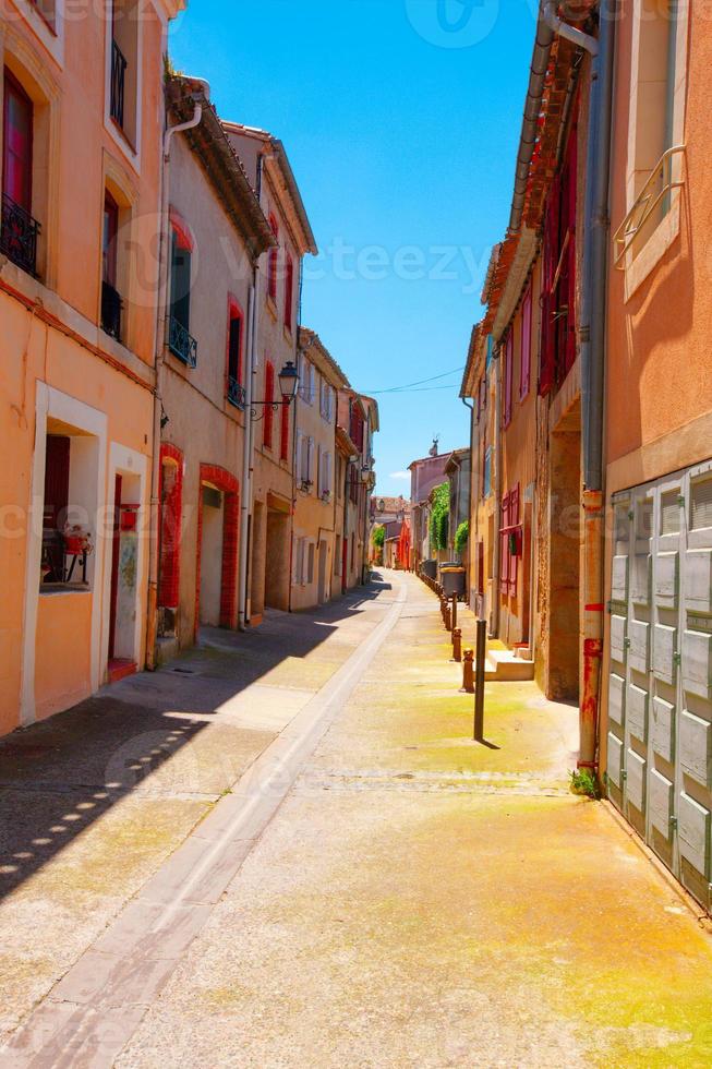 vista de rua estreita de cidade pequena com casas coloridas na europa foto