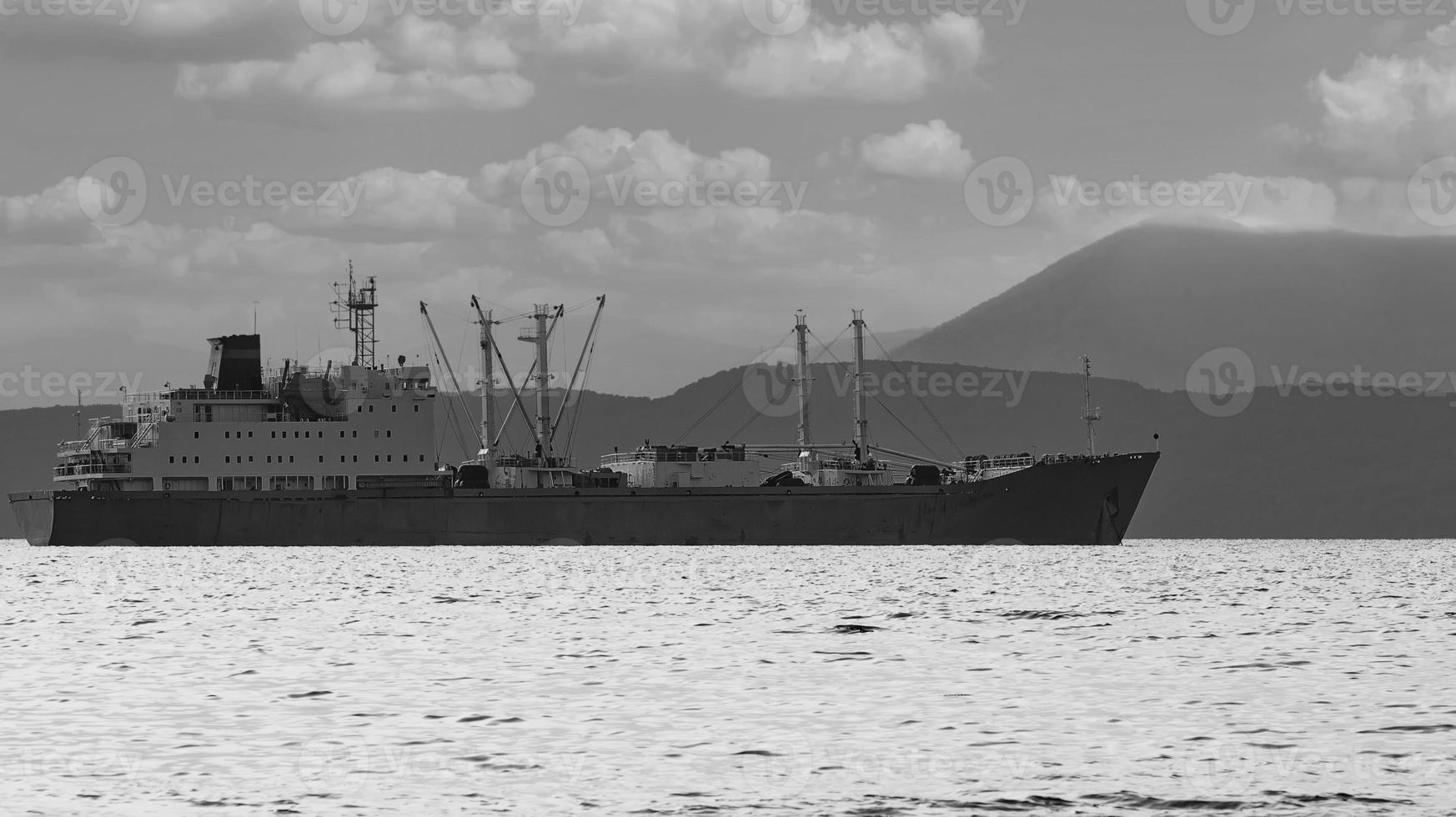 barco de pesca na manhã cinzenta no oceano pacífico ao largo da costa da península de kamchatka foto