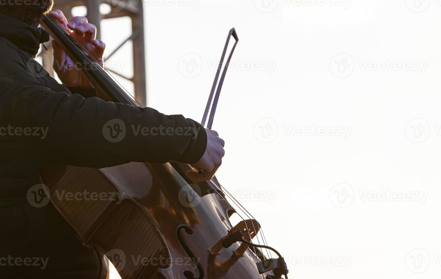 músico de rua violoncelo toca música ao ar livre foto