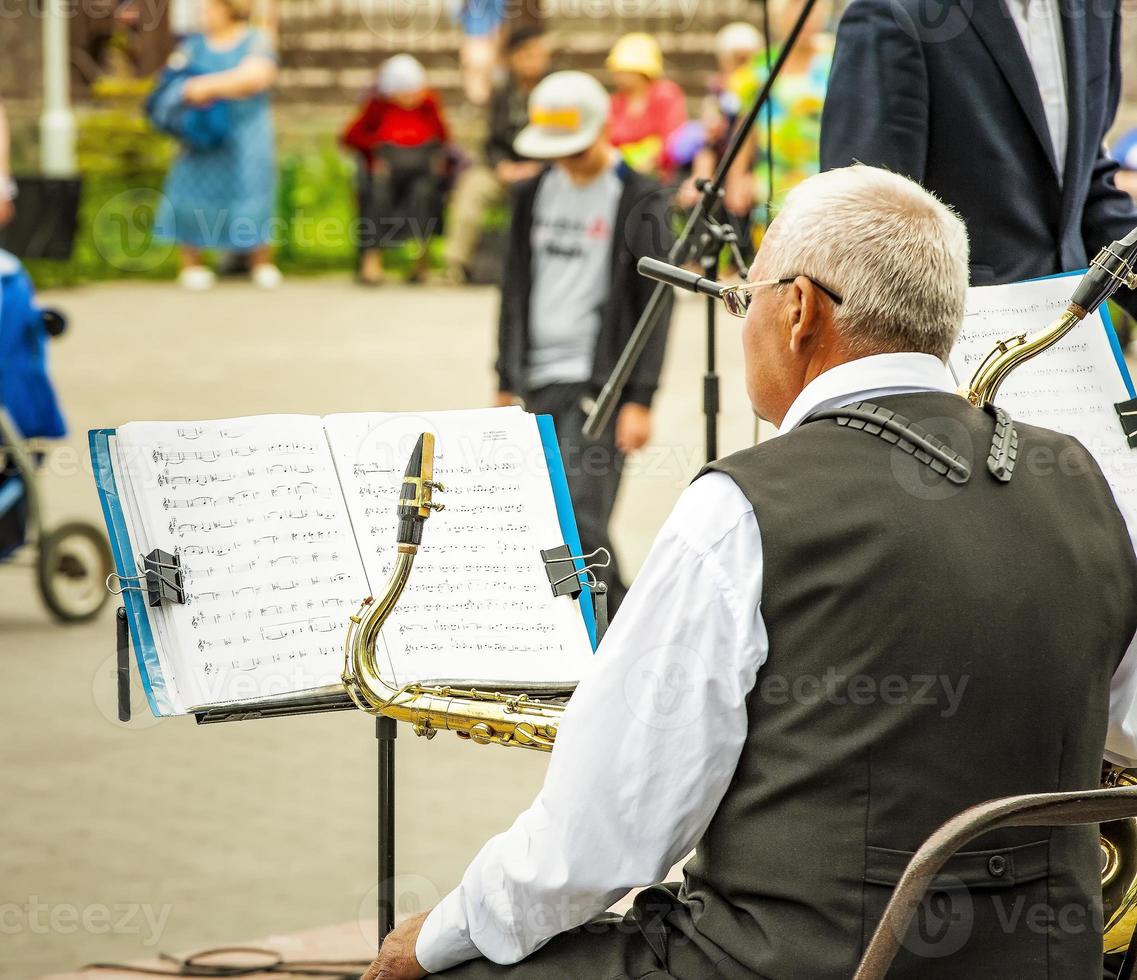 orquestra no parque. foco selecionado foto